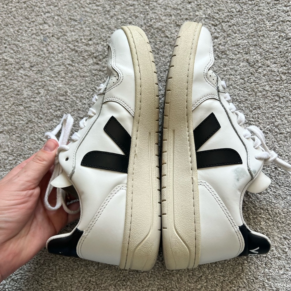 Veja V10 Womens 8 White Black Low Top Leather Sneakers Casual Streetwear Shoes - Picture 2 of 8